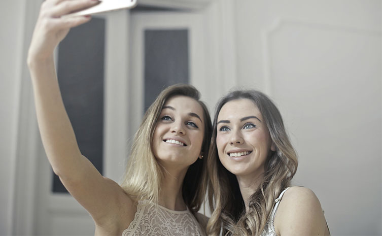 4 Tips for Taking Brilliant Couple Selfies Utterly Printable