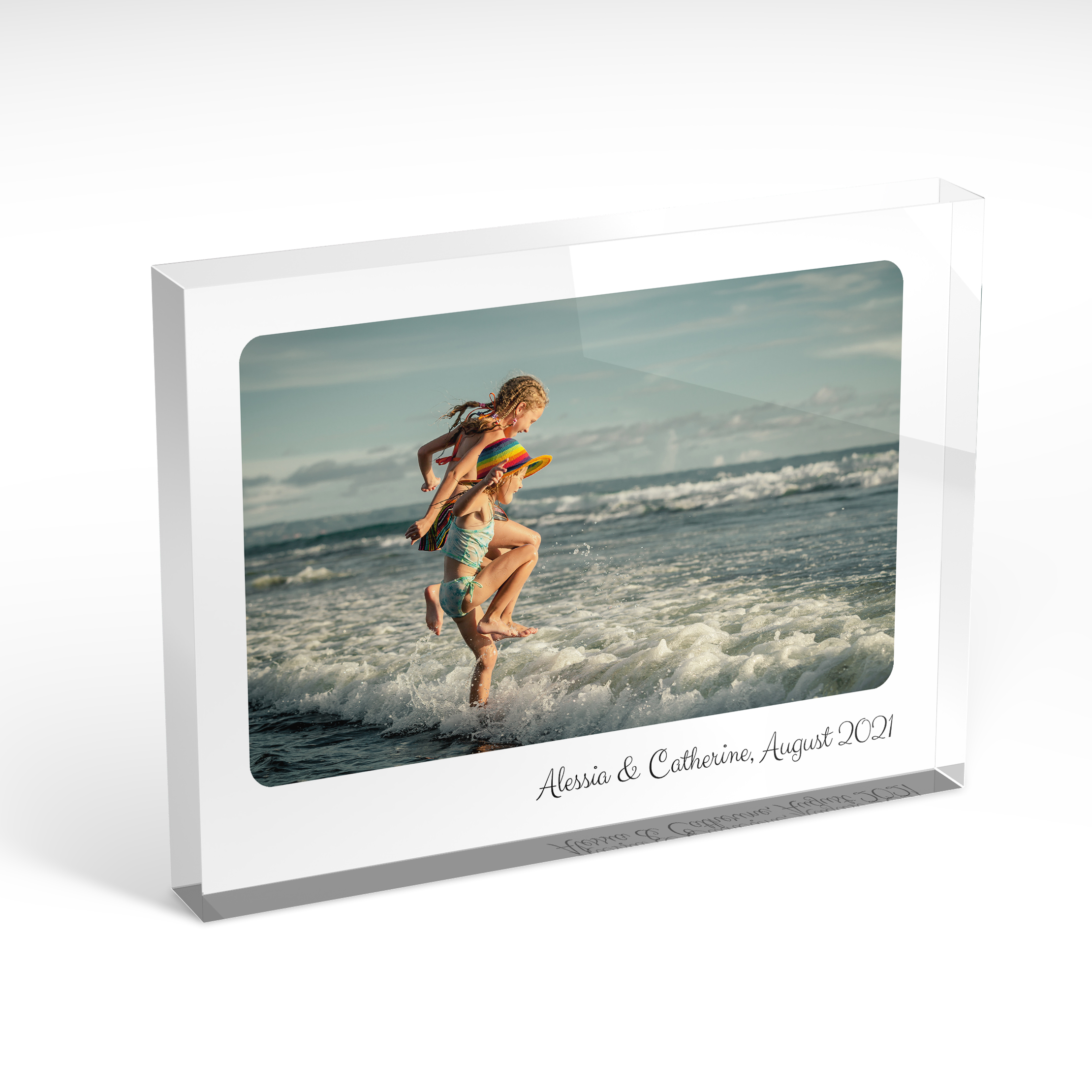 An angled side view of a landscape layout Acrylic Glass Photo Block with space for 1 photo. Thiis design is named "Curved Corners". 